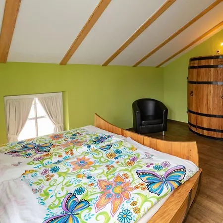 Obsttraeume Schlafen Im Weinfass *